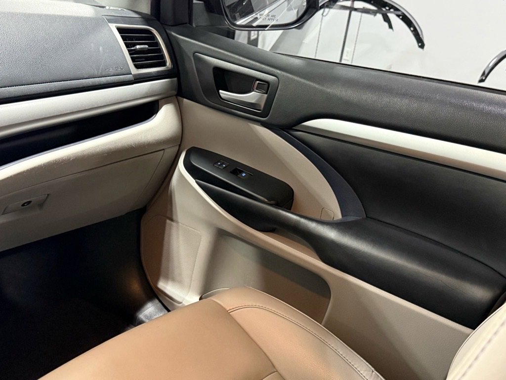 Used 2019 Toyota Highlander XLE image 12