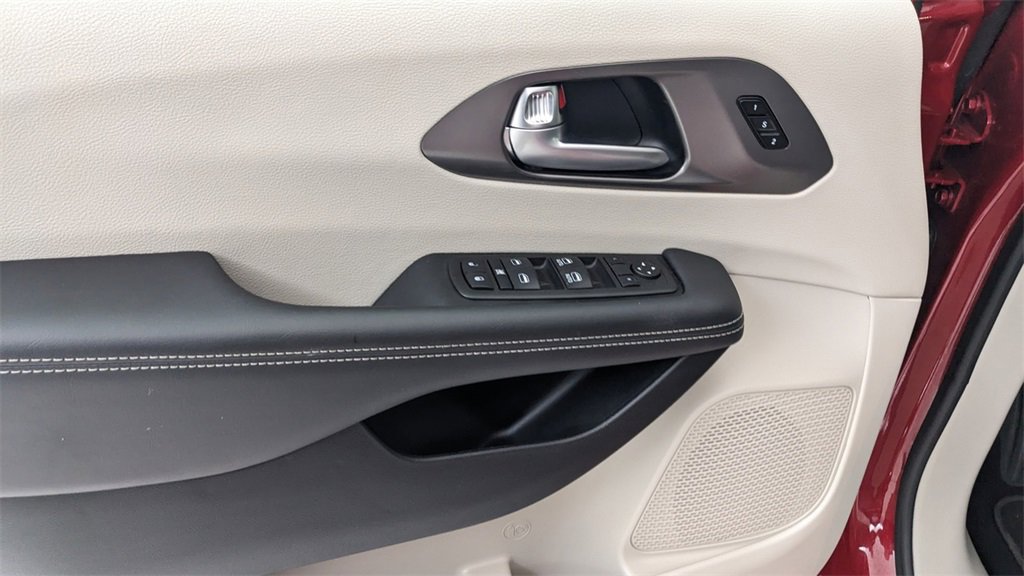 Used 2024 Chrysler Pacifica Touring-L image 28