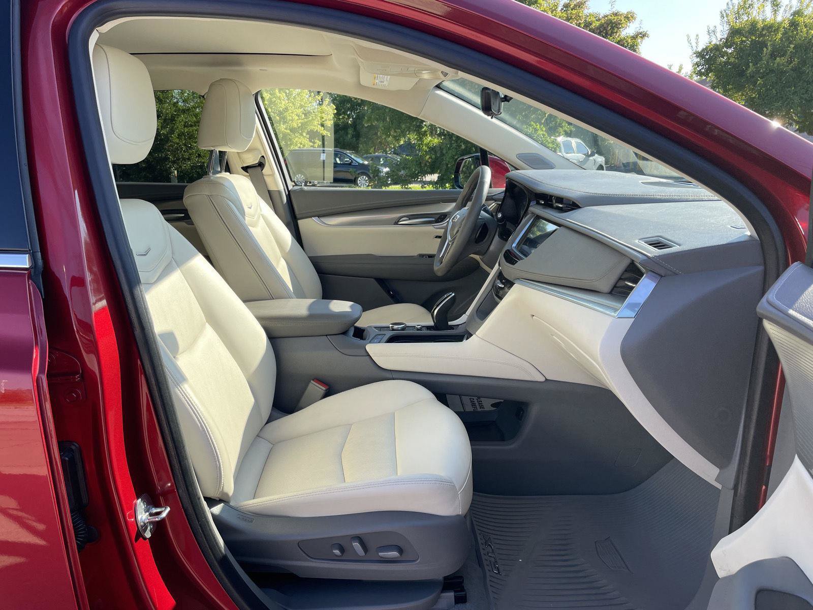 Used 2025 Cadillac XT5 Premium Luxury w/ Technology Package AWD/4WD image 19