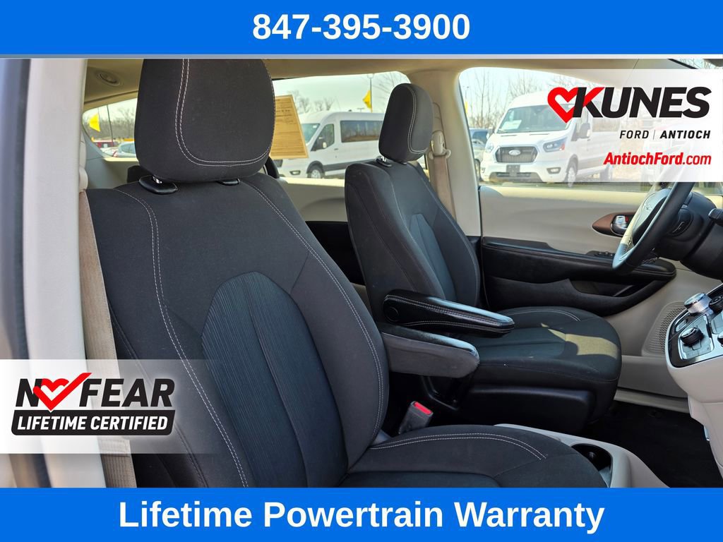 Used 2023 Chrysler Voyager LX image 34