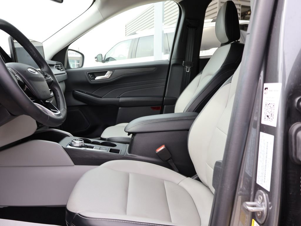 Certified 2025 Ford Escape Platinum image 24
