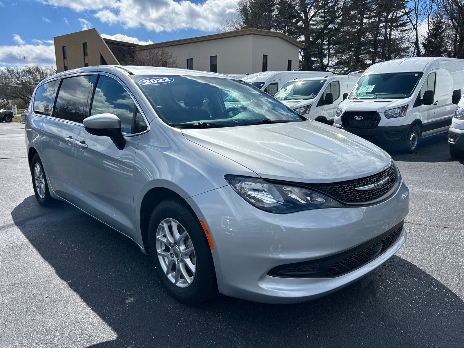 Used 2022 Chrysler Voyager LX image 3