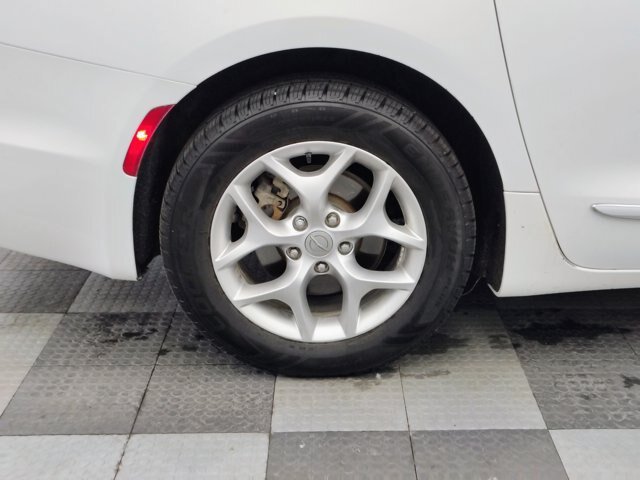 Used 2020 Chrysler Pacifica Limited FWD image 12