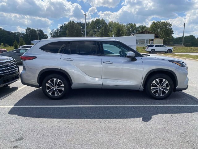 Used 2022 Toyota Highlander XLE FWD image 8