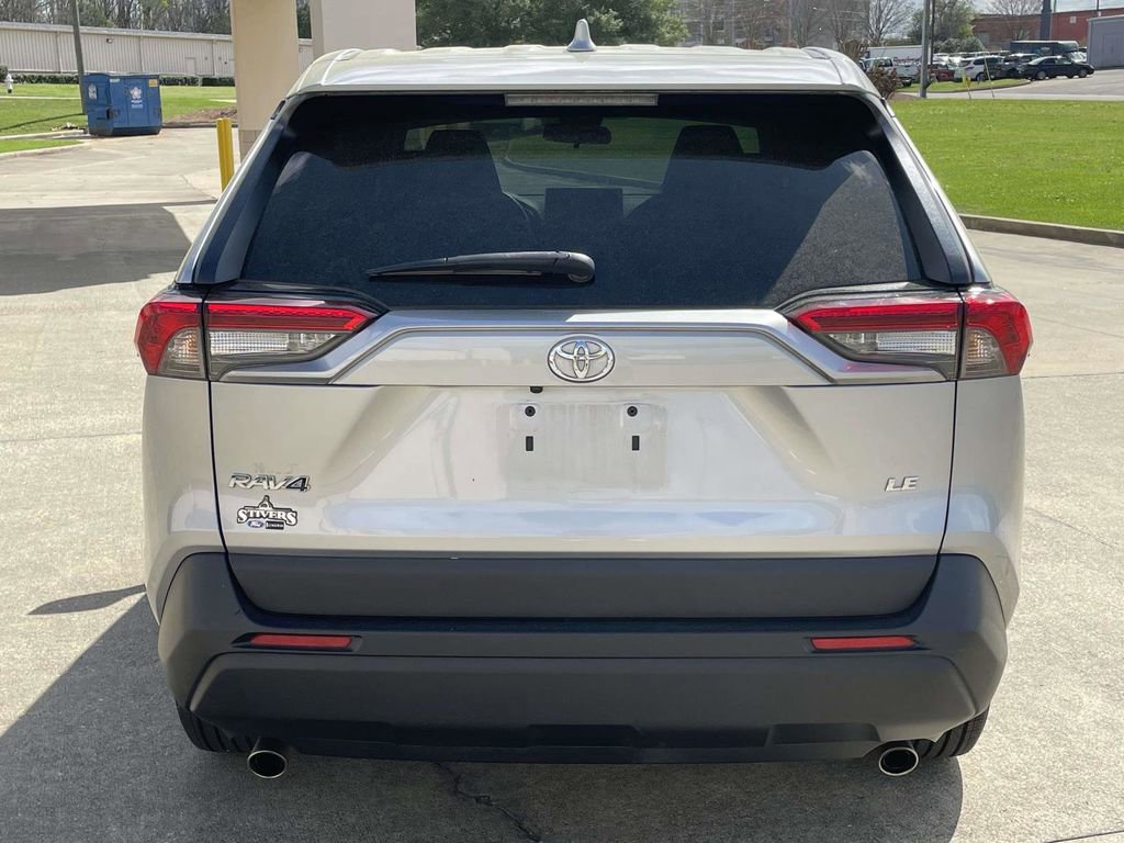 Used 2022 Toyota RAV4 LE image 4