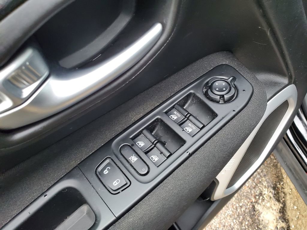 Used 2019 Jeep Renegade Latitude w/ Cold Weather Group image 15