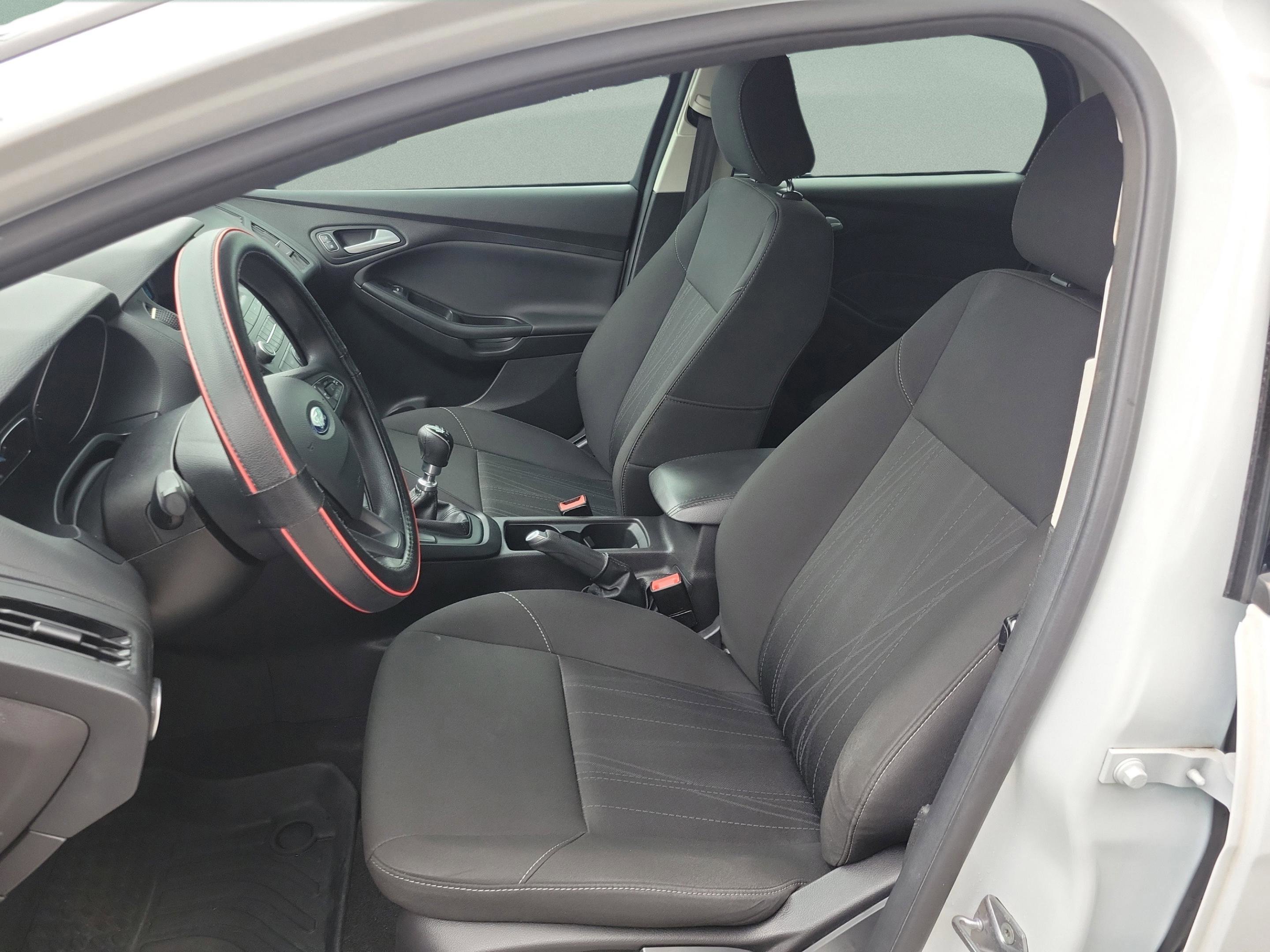 Certified 2017 Ford Focus SE FWD image 17