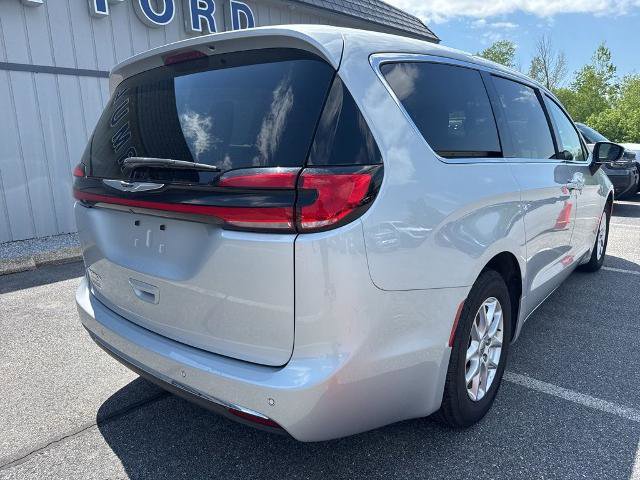 Used 2023 Chrysler Pacifica Touring-L FWD image 3