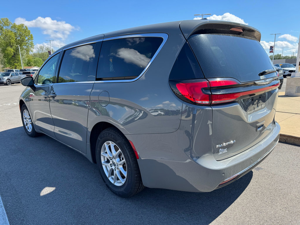 Used 2023 Chrysler Pacifica Touring-L FWD image 6