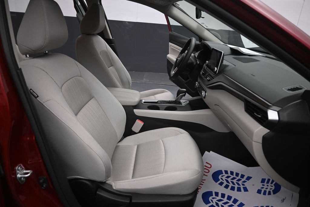 Used 2025 Nissan Altima 2.5 SV FWD image 14