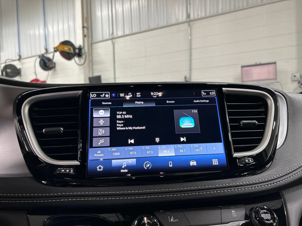 Used 2022 Chrysler Pacifica Touring-L w/ S Appearance Package FWD image 20