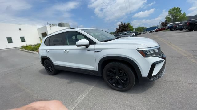 Used 2022 Volkswagen Taos SE w/ Panoramic Sunroof Package AWD/4WD image 2