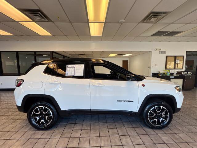 Used 2025 Jeep Compass Trailhawk AWD/4WD image 3