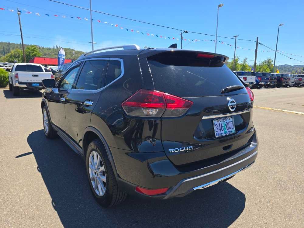 Used 2018 Nissan Rogue SV AWD/4WD image 16