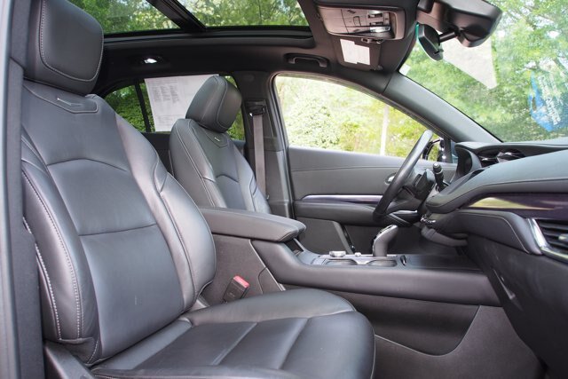 Used 2023 Cadillac XT4 Luxury w/ Cold Weather Package FWD image 11