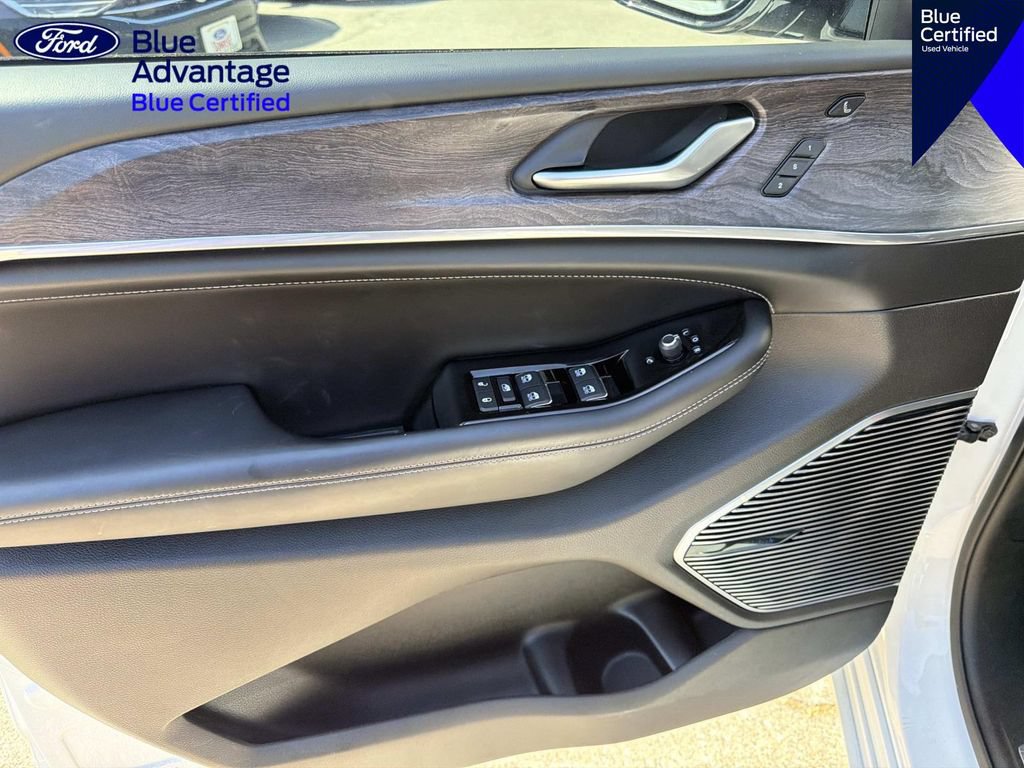 Used 2022 Jeep Grand Cherokee Overland w/ Advanced Protech Group III AWD/4WD image 19