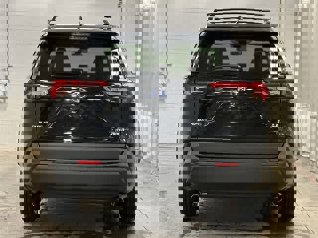 Used 2021 Toyota RAV4 LE image 4