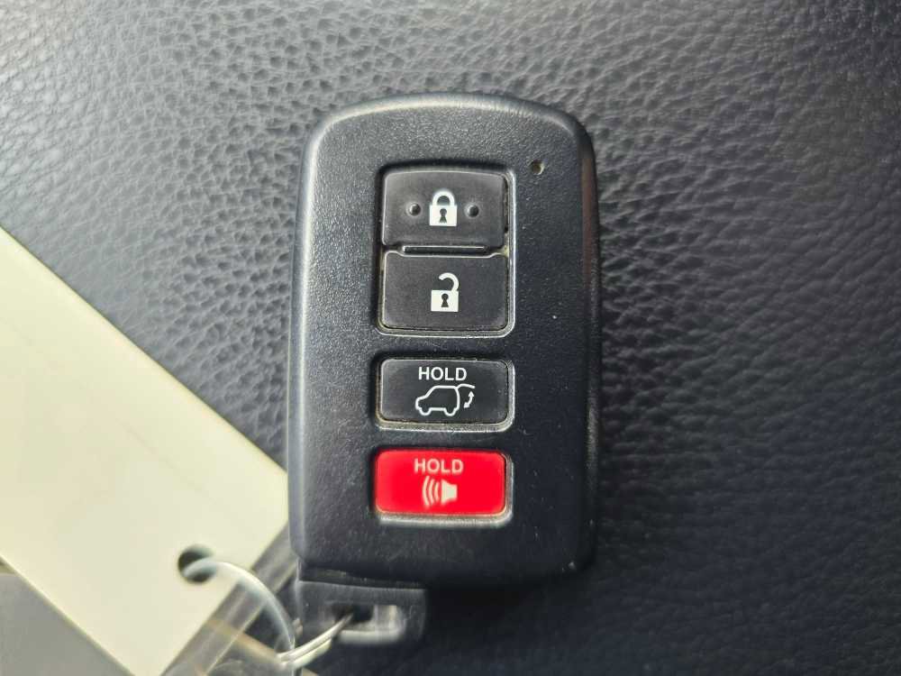 Used 2018 Toyota RAV4 XLE image 21