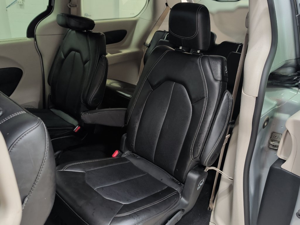 Used 2024 Chrysler Pacifica Touring-L FWD image 14