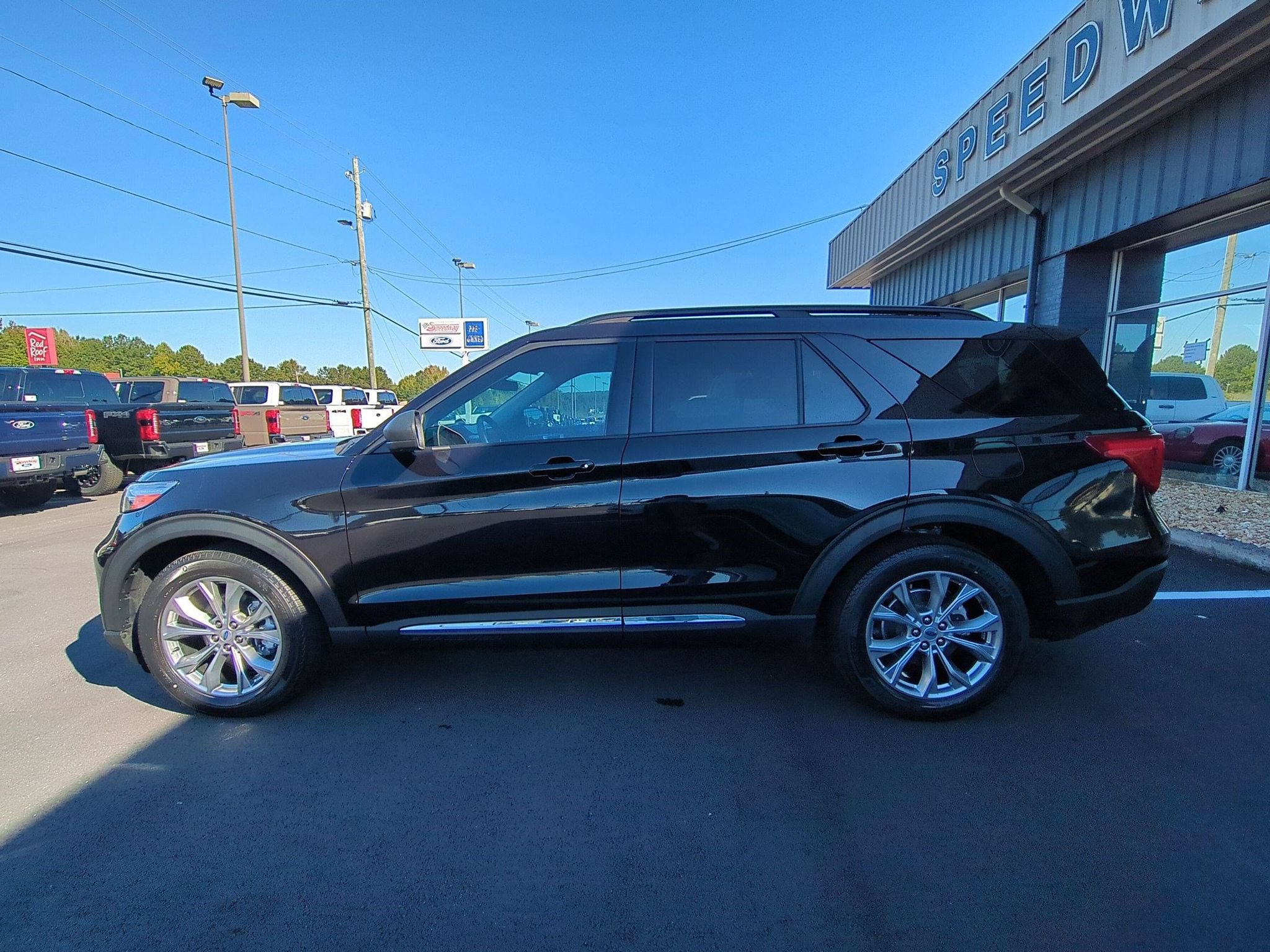 Certified 2023 Ford Explorer XLT w/ Equipment Group 202A RWD image 10