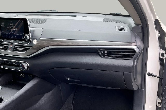 Used 2025 Nissan Altima 2.5 SV FWD image 19