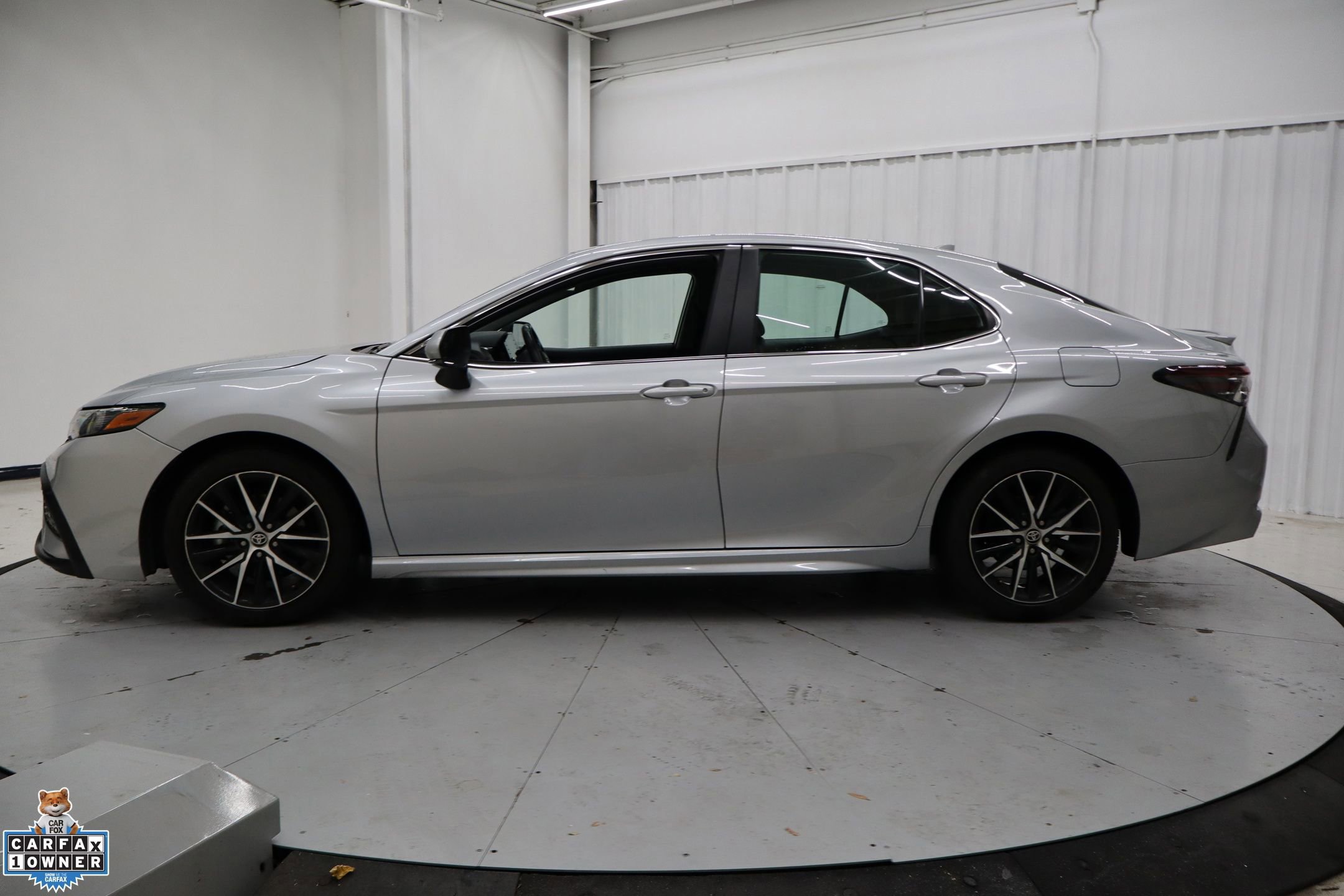 Used 2024 Toyota Camry SE image 2