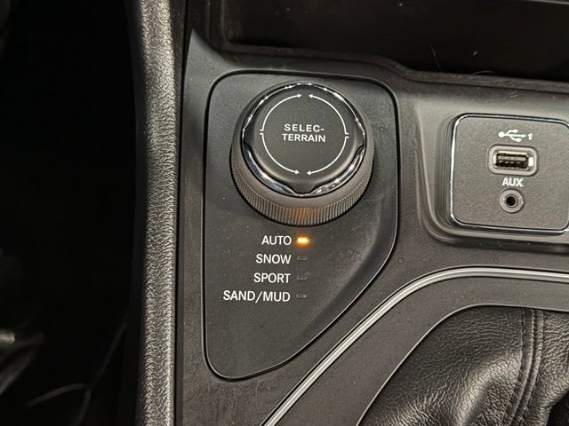 Used 2022 Jeep Cherokee Latitude Lux w/ Sun & Sound Group AWD/4WD image 31