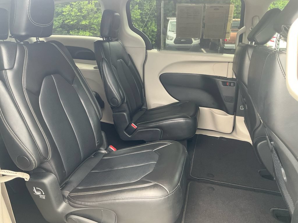 Used 2024 Chrysler Pacifica Touring-L FWD image 13