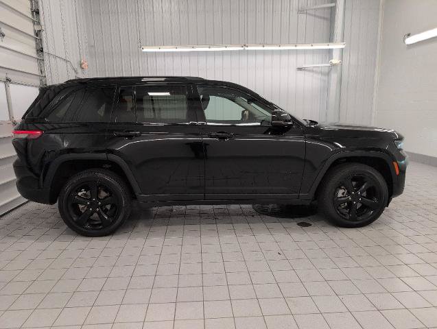 Used 2023 Jeep Grand Cherokee Limited w/ Black Appearance Package AWD/4WD image 12