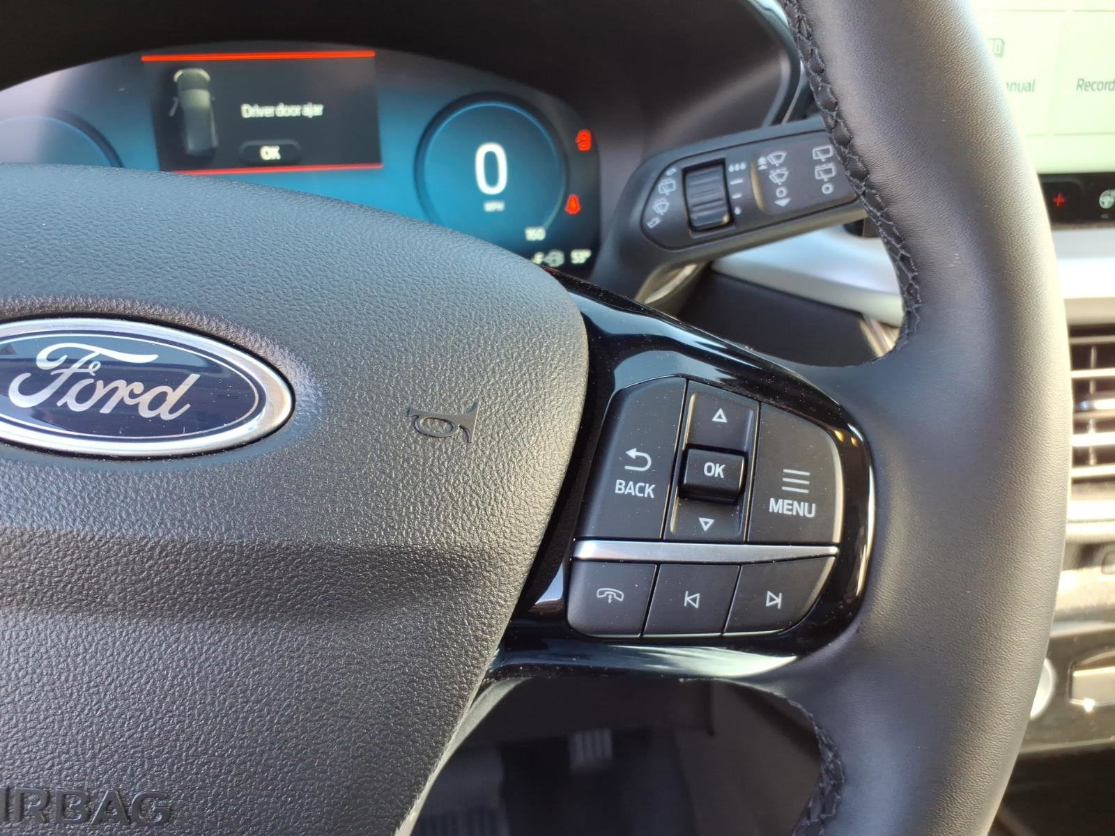 Certified 2025 Ford Escape Platinum w/ Class II Trailer Tow Package image 18