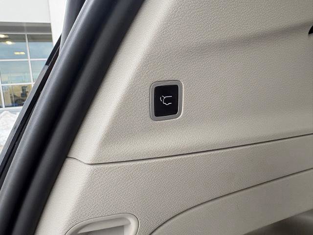 Used 2024 Chrysler Pacifica Touring-L image 38