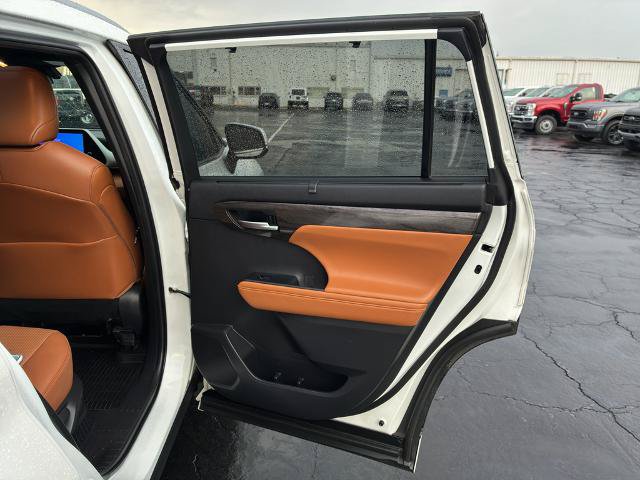 Used 2023 Toyota Highlander Platinum AWD/4WD image 18