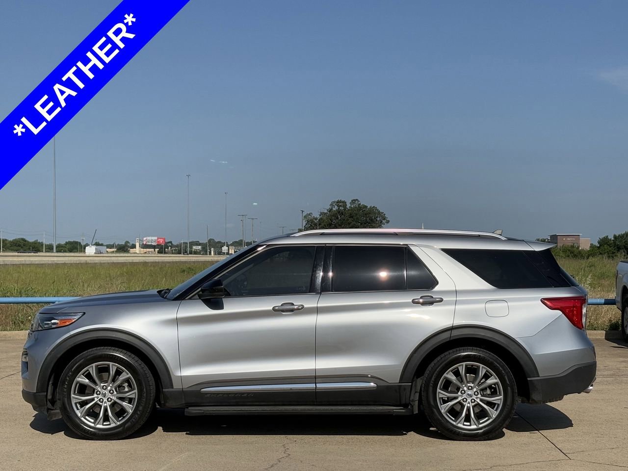 Certified 2022 Ford Explorer Limited RWD image 3