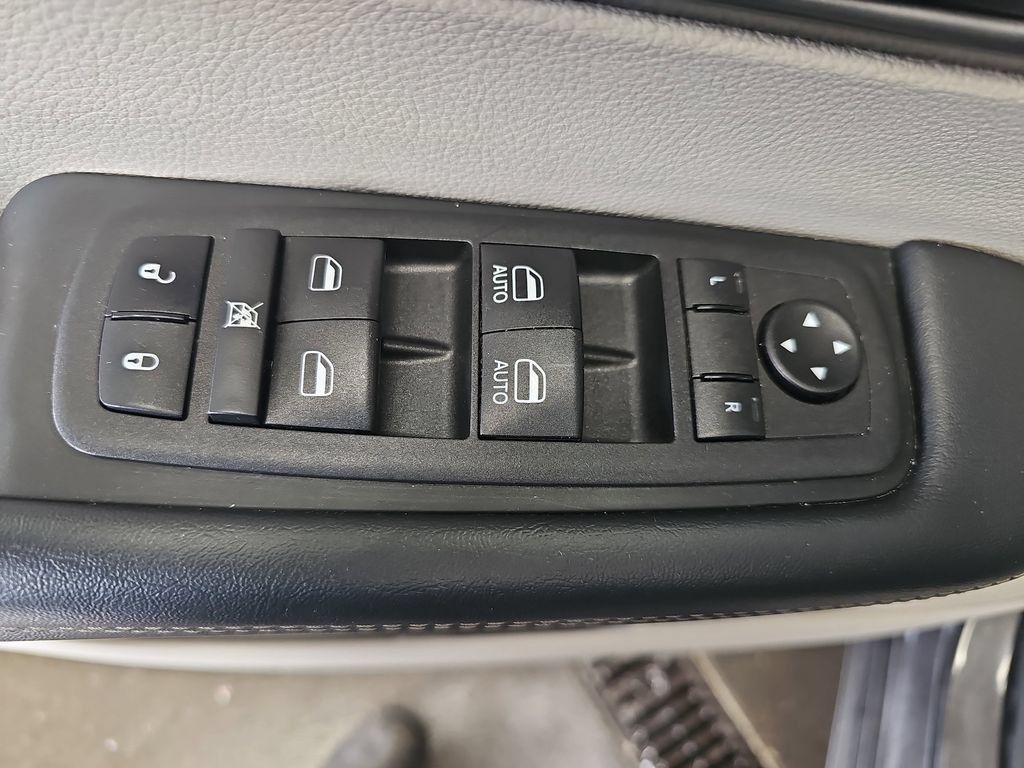 Used 2023 Chrysler Pacifica Touring-L FWD image 27