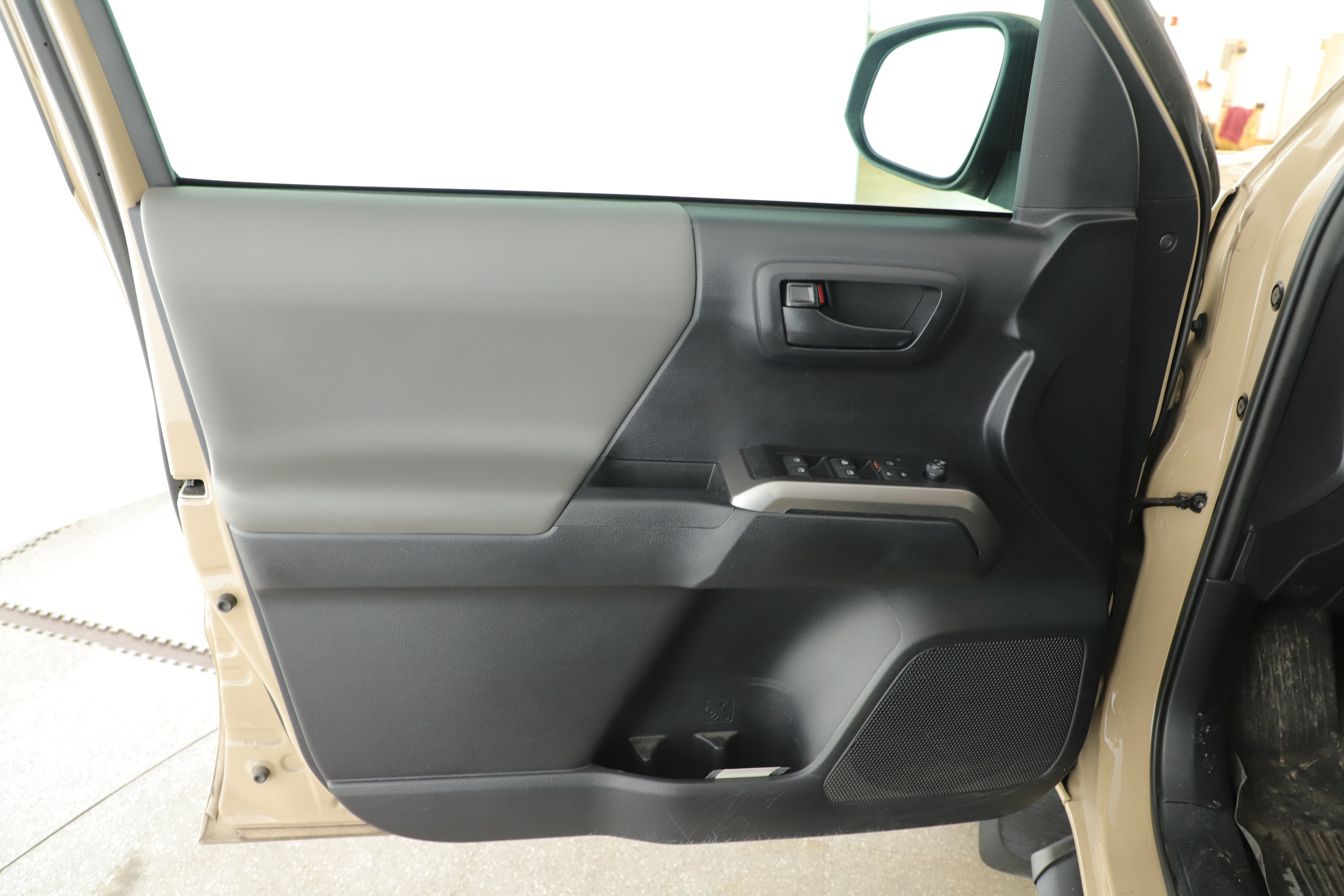 Used 2020 Toyota Tacoma SR5 RWD image 5