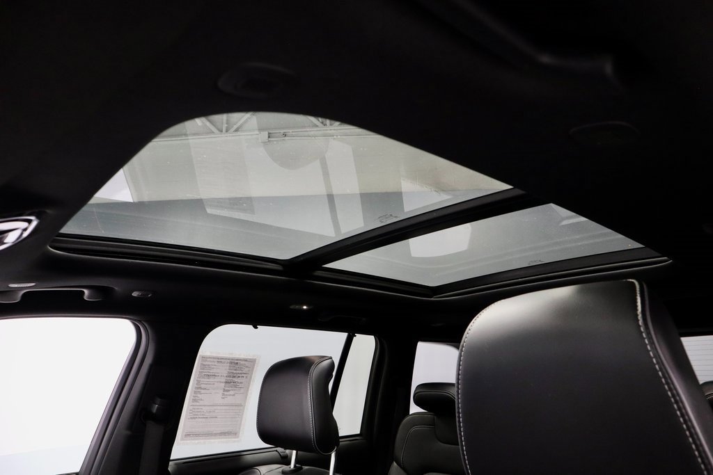 Used 2022 Jeep Grand Cherokee Overland w/ Luxury Tech Group IV image 25