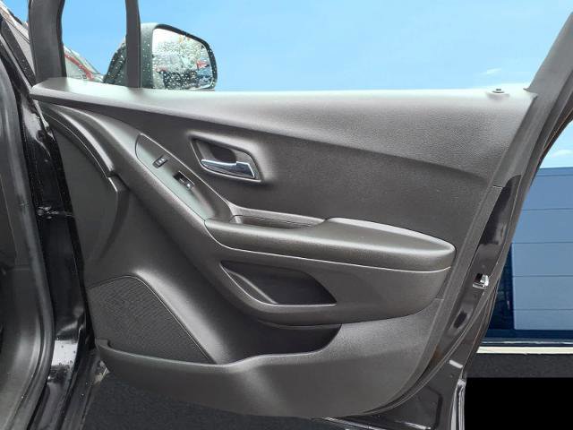 Used 2022 Chevrolet Trax LT w/ LT Convenience Package image 10