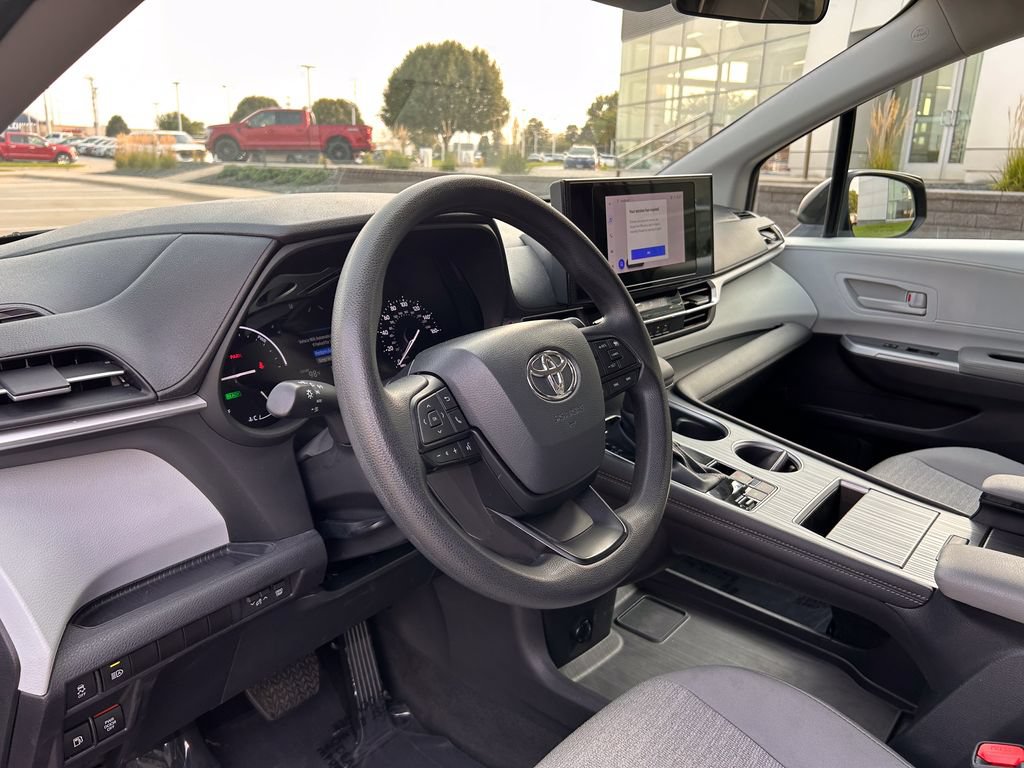 Used 2025 Toyota Sienna LE FWD image 9