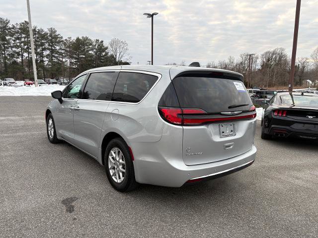 Used 2024 Chrysler Pacifica Touring-L image 3