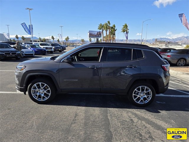 Used 2024 Jeep Compass Latitude image 2