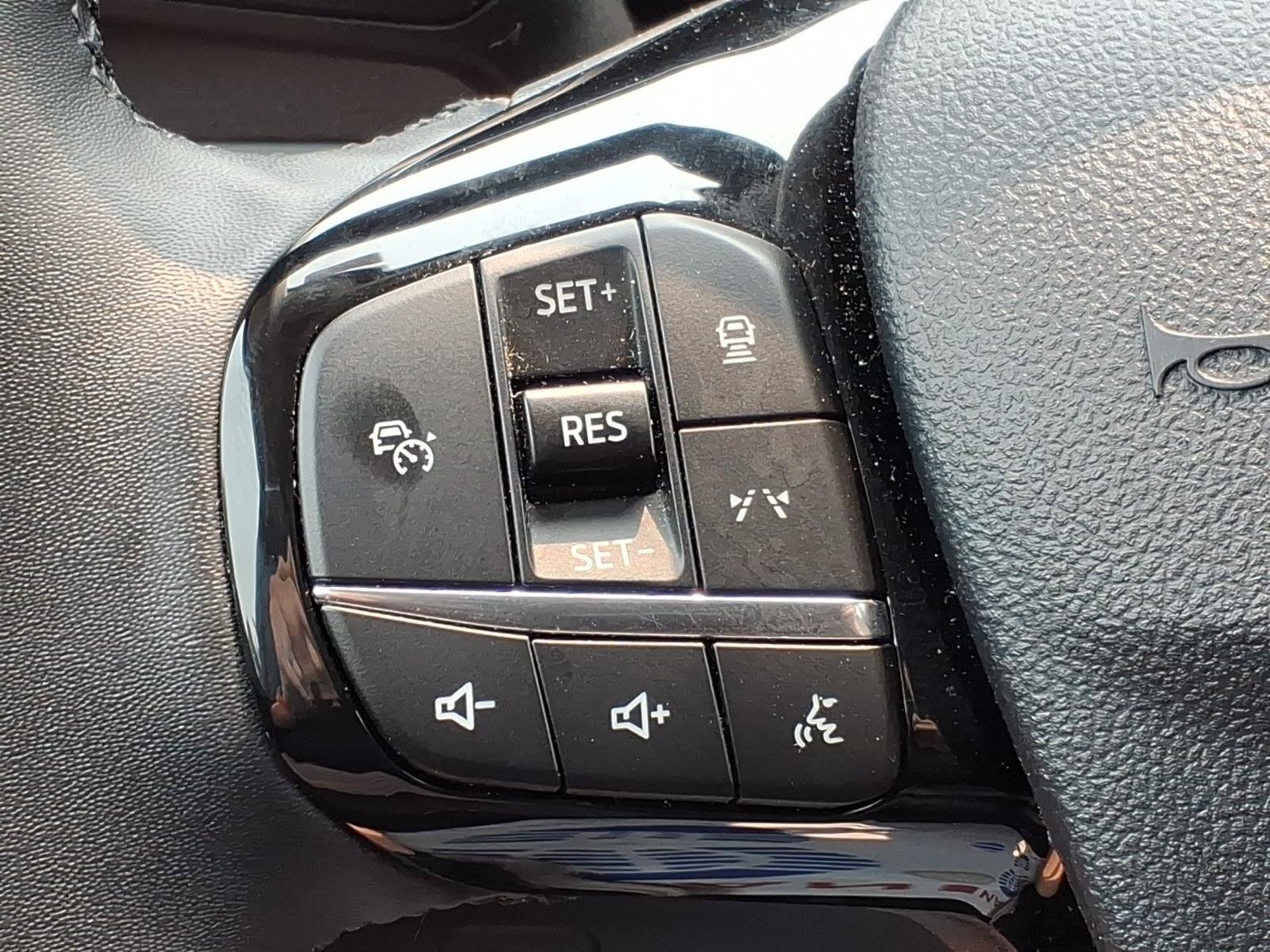 Certified 2025 Ford Escape Platinum AWD/4WD image 24