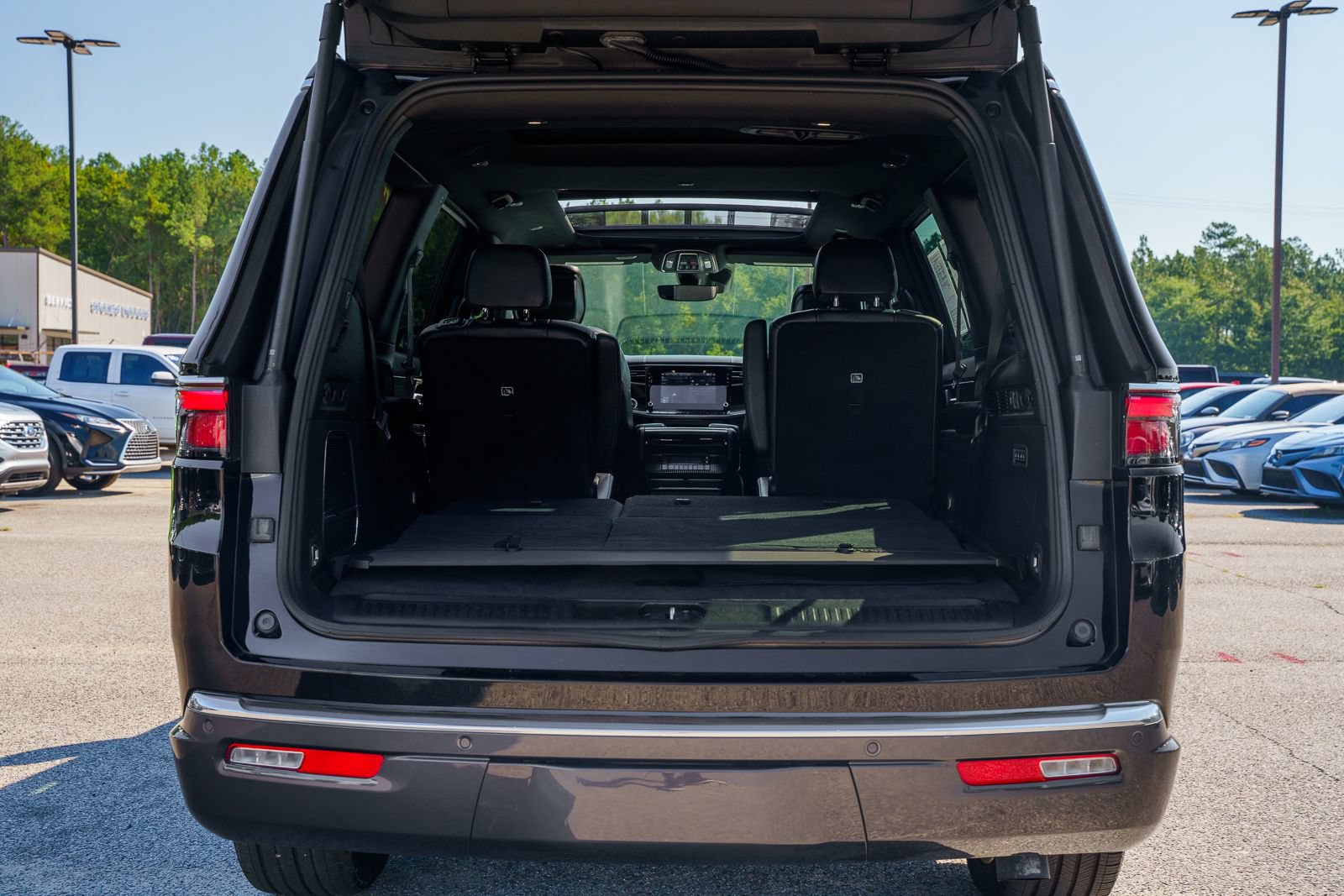 Used 2022 Jeep Wagoneer Series II w/ Premium Group I AWD/4WD image 18