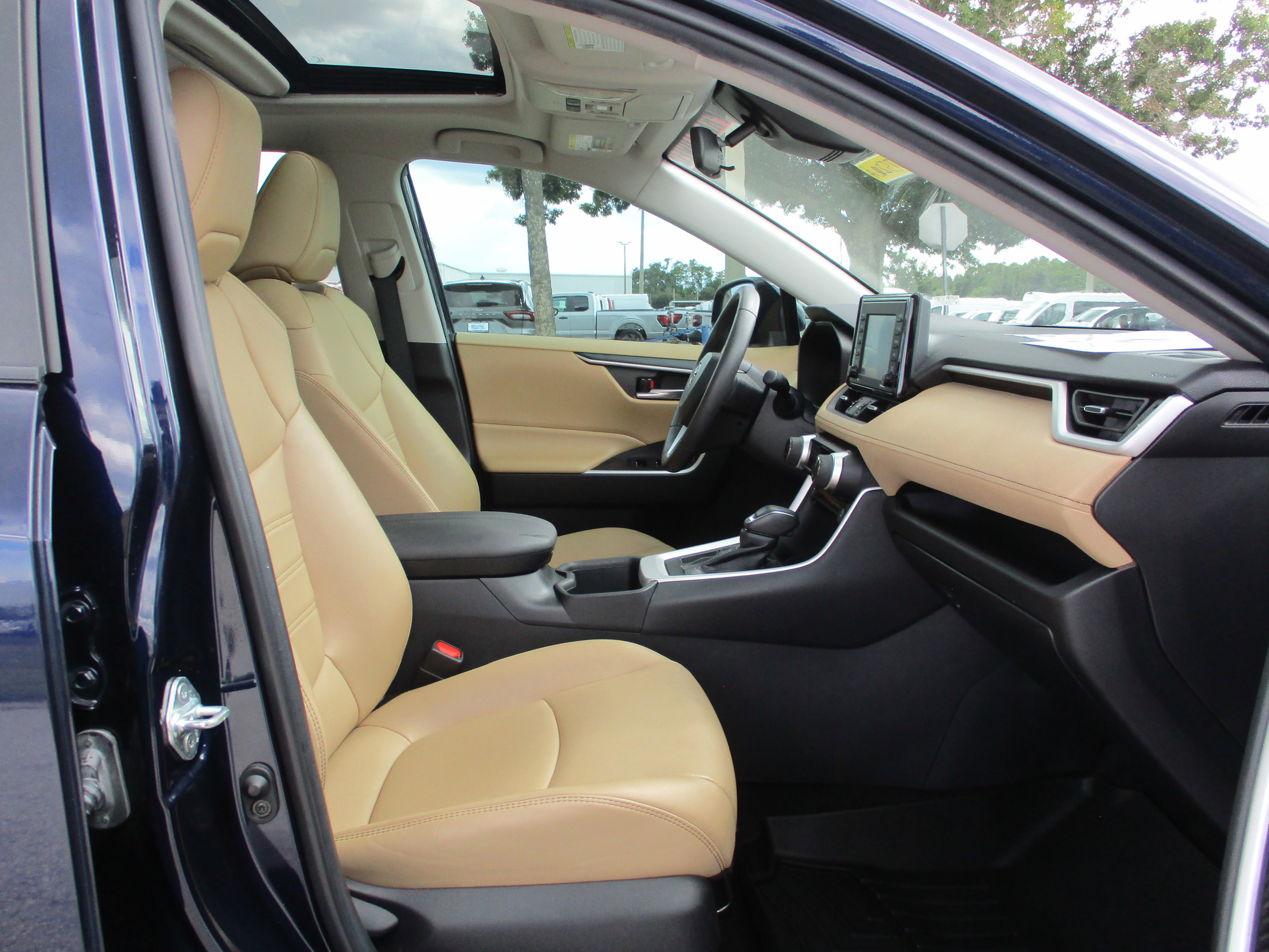 Used 2022 Toyota RAV4 XLE Premium image 12