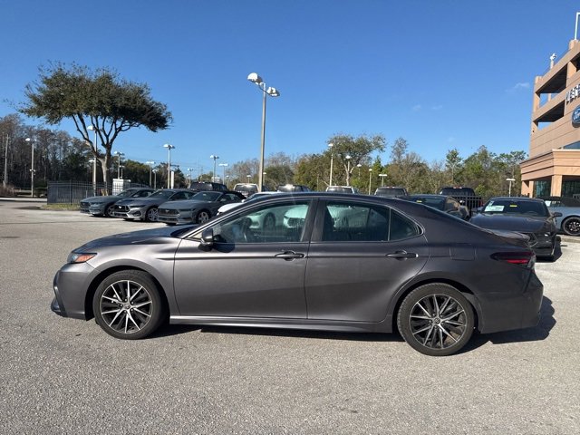 Used 2022 Toyota Camry SE w/ Carpet Mat Package (TMS) image 2