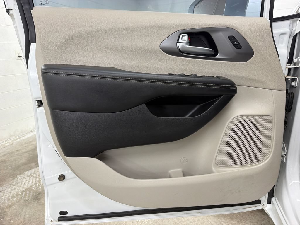 Used 2022 Chrysler Pacifica Touring-L FWD image 16