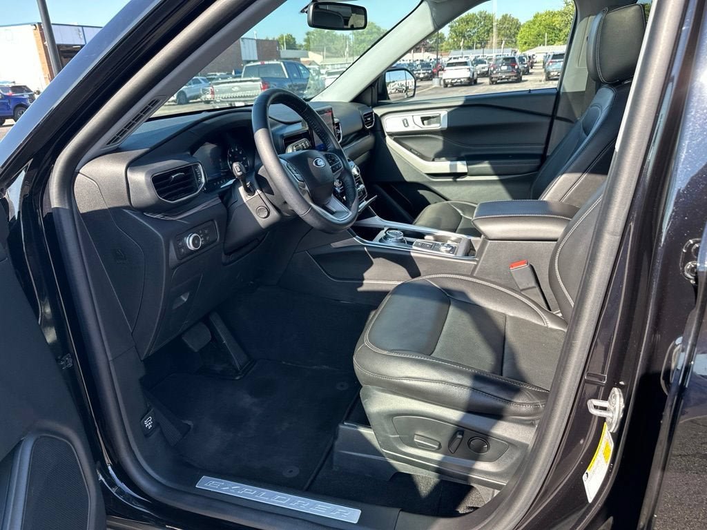 Certified 2022 Ford Explorer Limited w/ Hybrid Equipment Group 310A AWD/4WD image 15