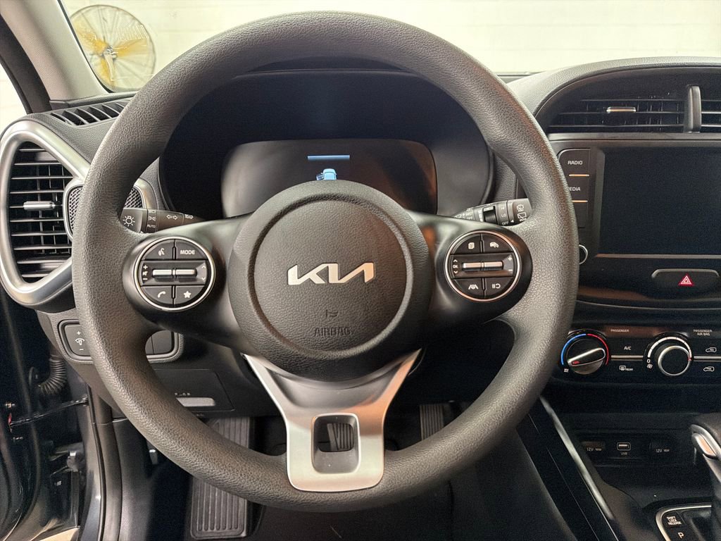 Used 2025 Kia Soul LX w/ LX Technology Package FWD image 17