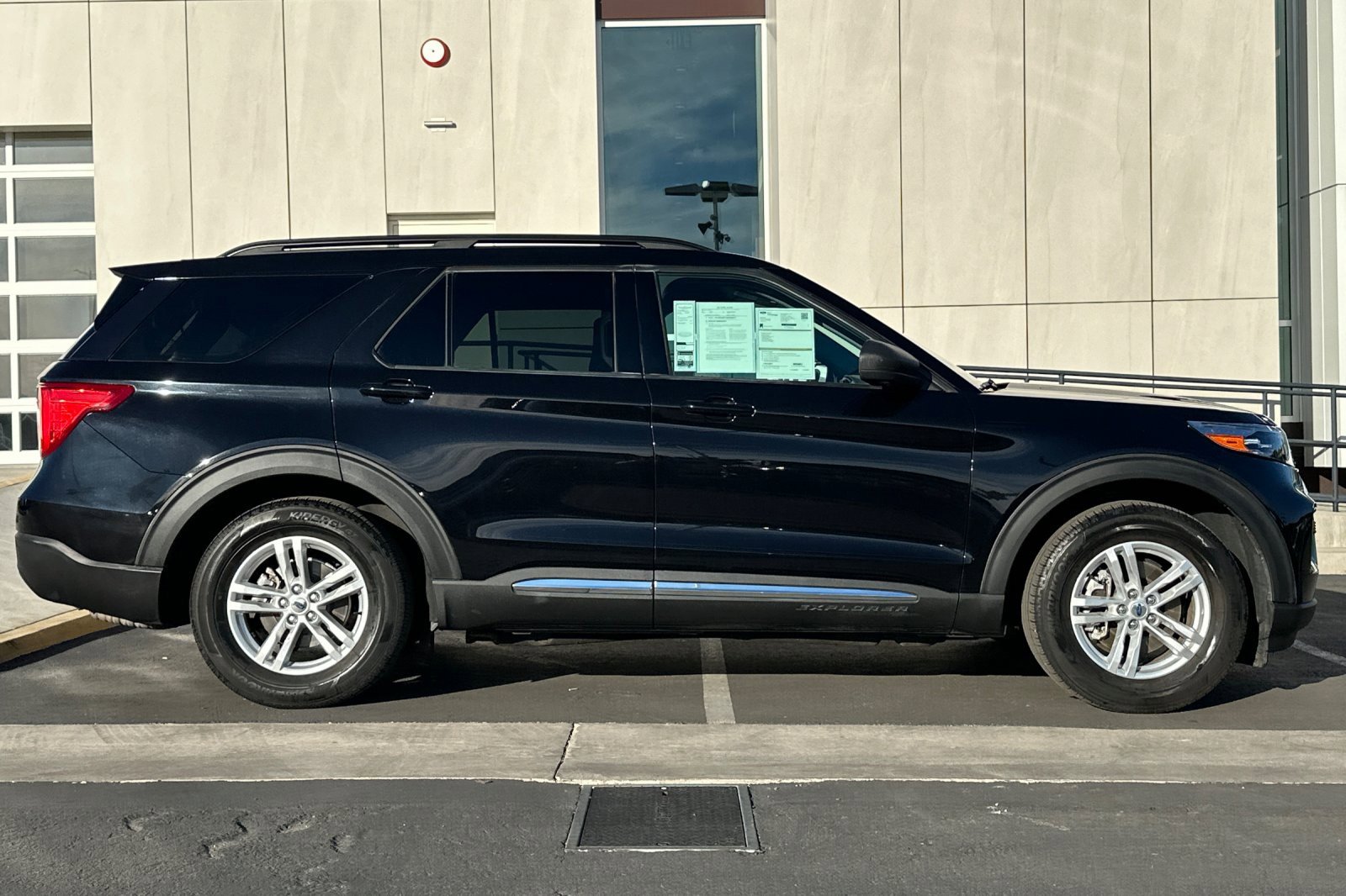 Certified 2022 Ford Explorer XLT image 2