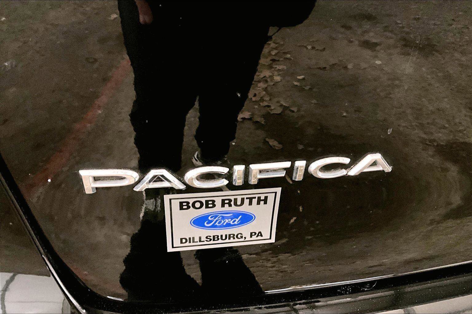 Used 2023 Chrysler Pacifica Touring-L image 13