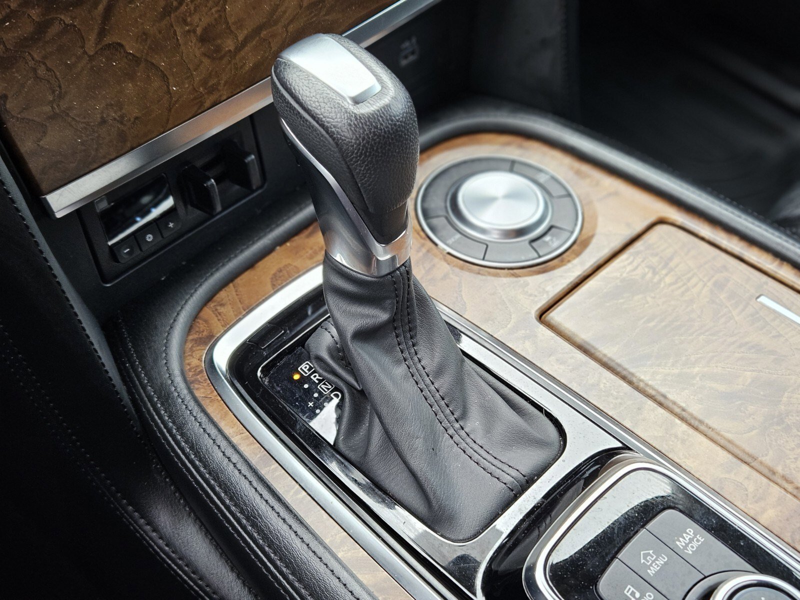 Used 2022 Nissan Armada SL w/ Captain's Chairs Package image 25